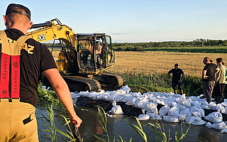 Przerwany wał w Świętym Gaju. Strażacy monitorują sytuację Przerwany wał w Świętym Gaju. Strażacy monitorują sytuację